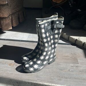 Size 9  ladies patterned rubber boots